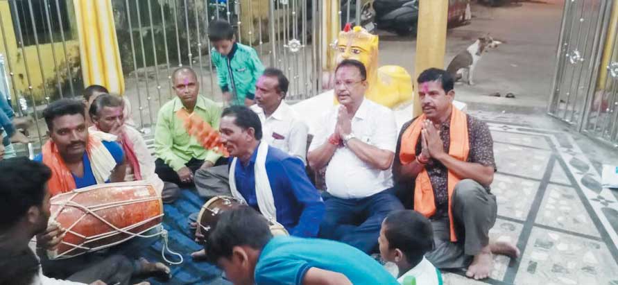शारदीय नवरात्र शुरू, मंदिरों में भक्तों की भीड़