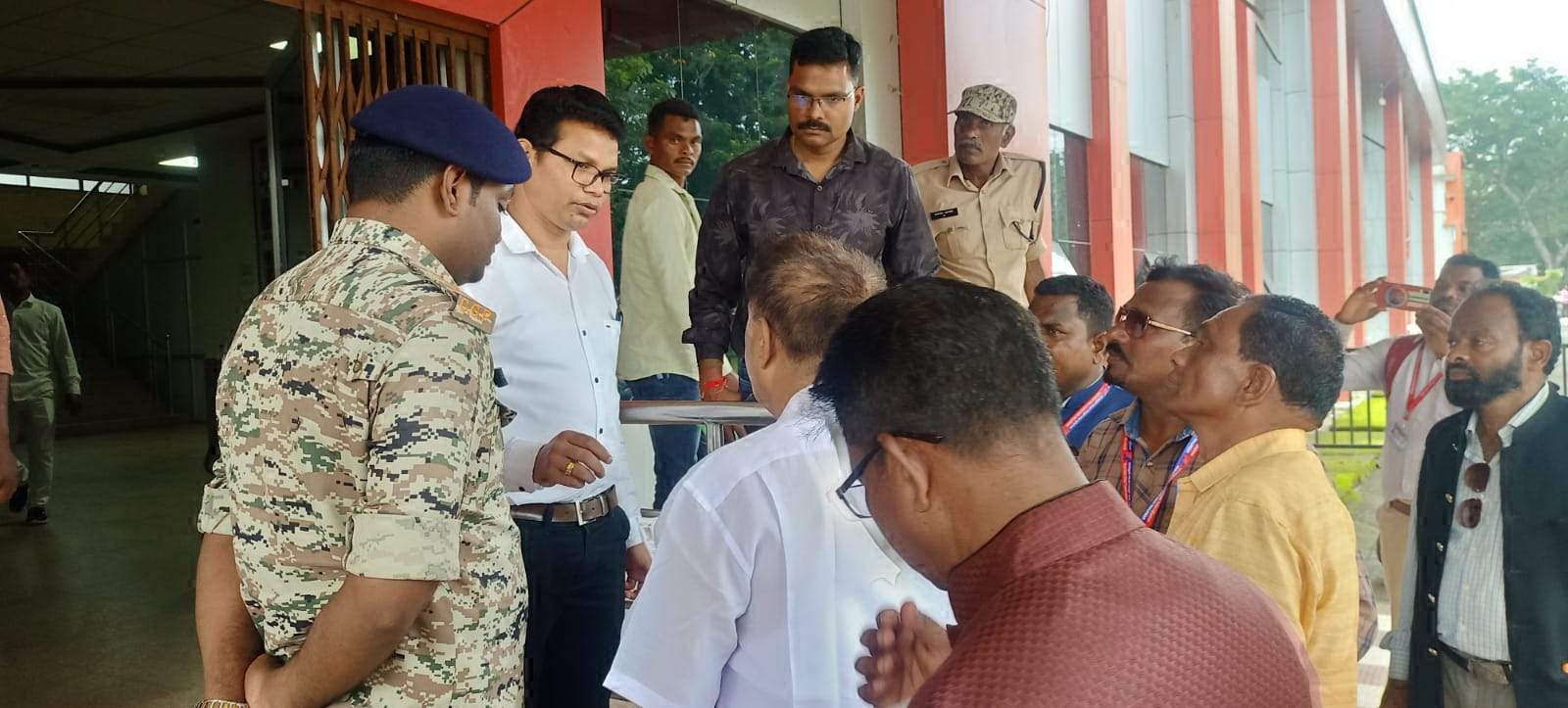 राज्यपाल और सीएम के नाम कलेक्टर को सौंपा ज्ञापन