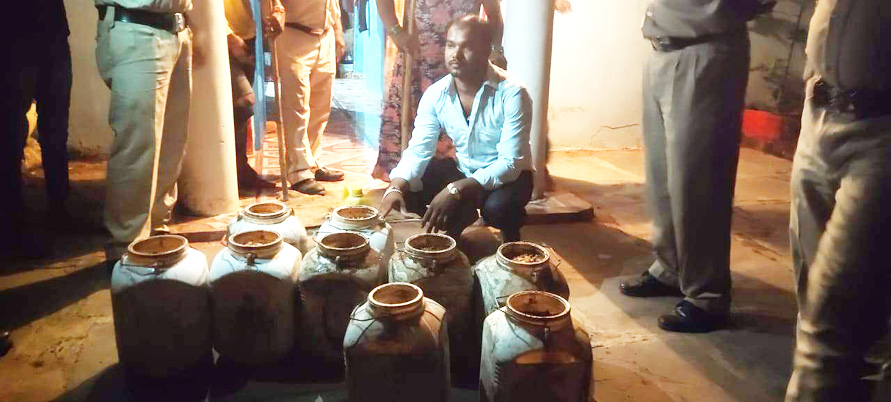 अलग-अलग क्षेत्रों में महुआ शराब जब्त अलग-अलग क्षेत्रों में महुआ शराब जब्त
