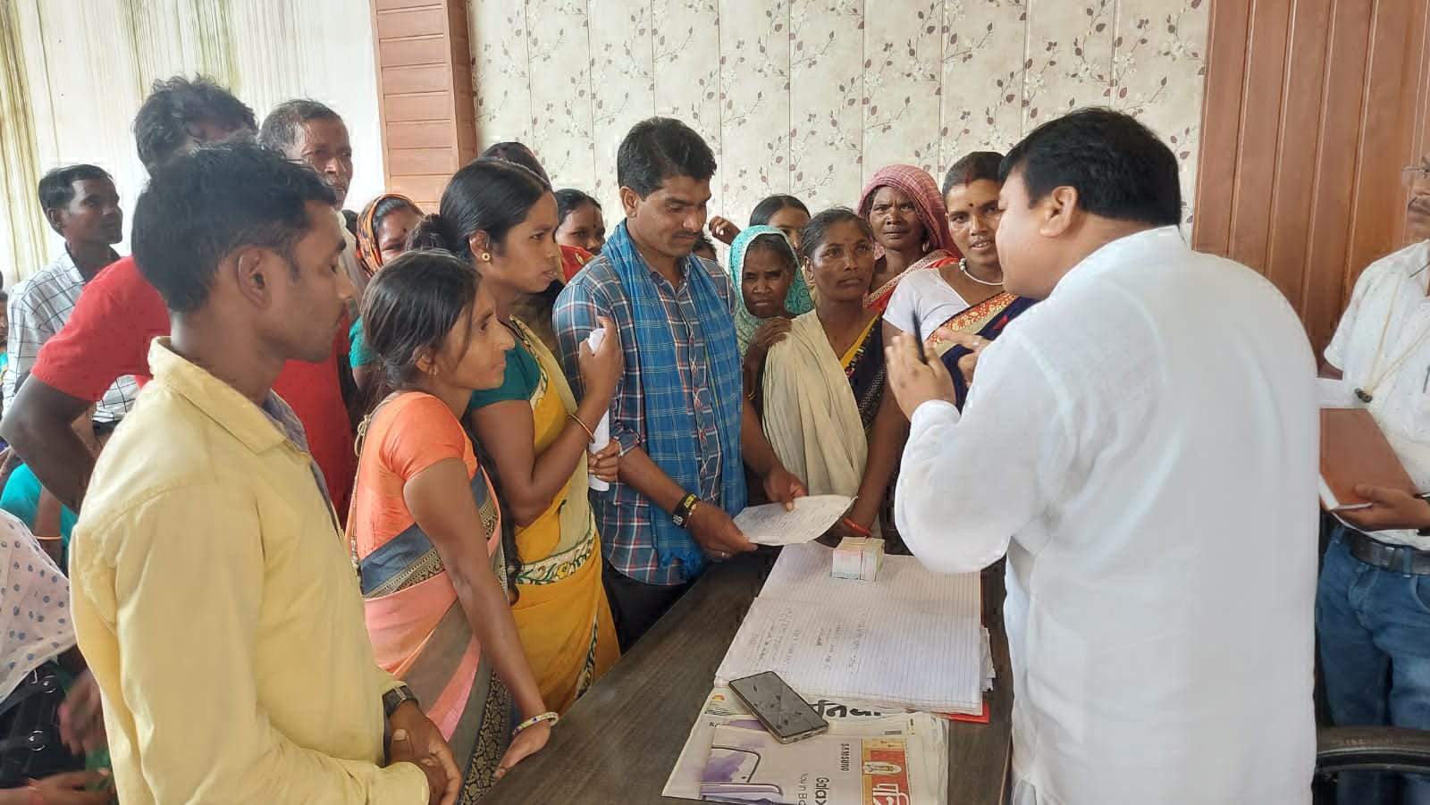 हर सप्ताह विधायक दरबार, समस्याओं का करते हैं निराकरण