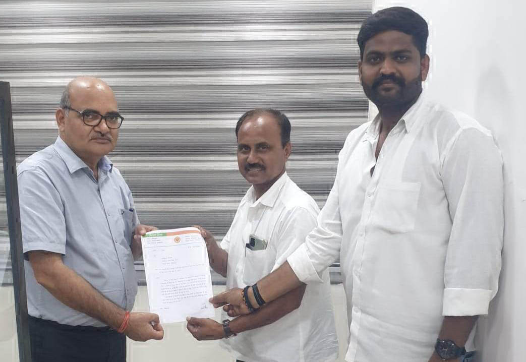 करंट से ग्रामीण की मौत, आश्रितों को मुआवजा देने सौंपा ज्ञापन