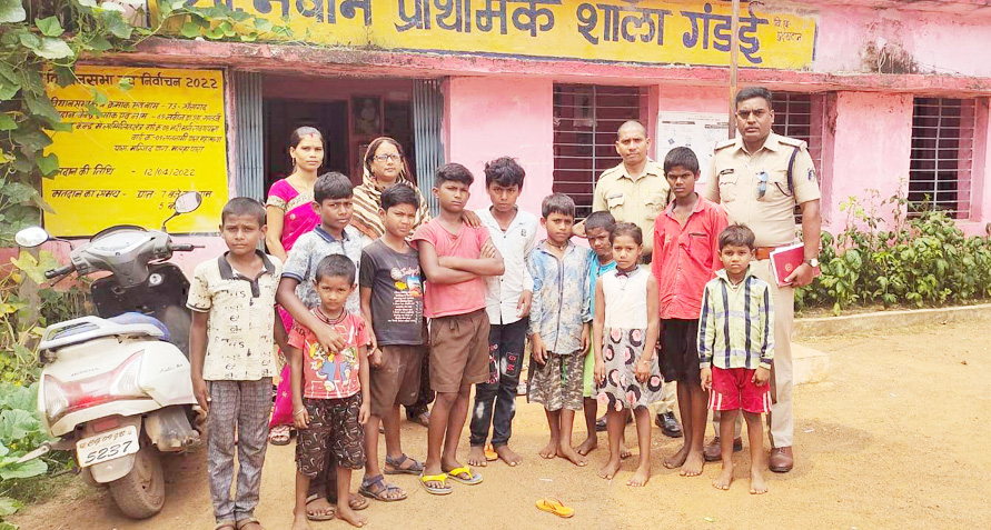 10 स्कूल त्यागी बच्चों का पुन: दाखिला 10 स्कूल त्यागी बच्चों का पुन: दाखिला