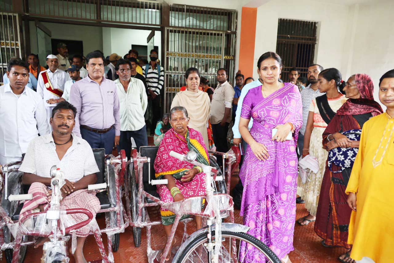 दूसरे के सहारे जनदर्शन में पहुंचे थे दिव्यांग, मिला ट्रायसाइकिल सहारा दूसरे के सहारे जनदर्शन में पहुंचे थे दिव्यांग, मिला ट्रायसाइकिल सहारा