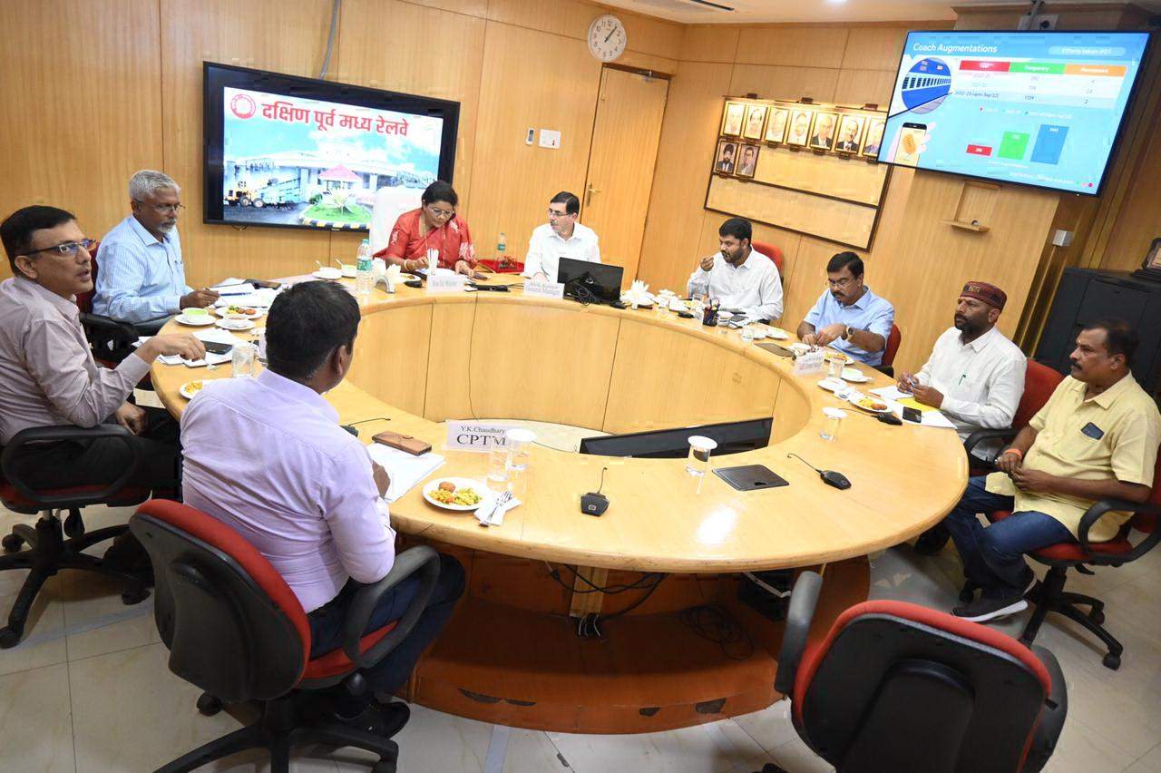 रेल विस्तार व छोटे स्टेशनों की समस्याओं पर चर्चा