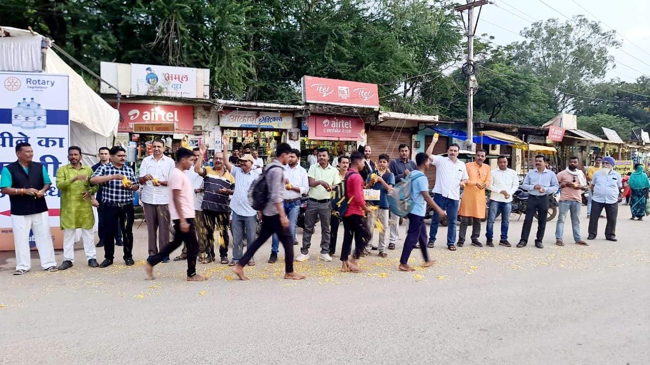 भाजपाइयों ने किया दंतेवाड़ा जाने वाले पदयात्रियों का पुष्पवर्षा कर स्वागत