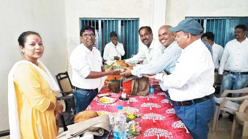 अफसरों का सम्मान अफसरों का सम्मान