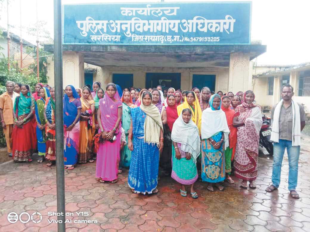 खडग़ांव की महिलाओं ने अवैध शराब के खिलाफ खोला मोर्चा