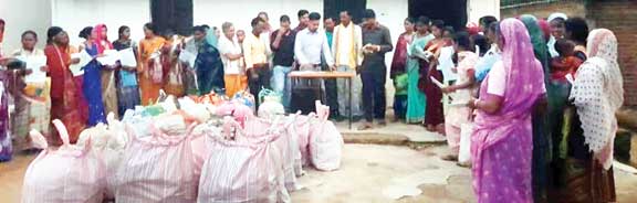समाजसेवी संस्था बंधन ने निराश्रित महिलाओं को आत्मनिर्भर बनाने दिए किराना व फैंसी सामान समाजसेवी संस्था बंधन ने निराश्रित महिलाओं को आत्मनिर्भर बनाने दिए किराना व फैंसी सामान