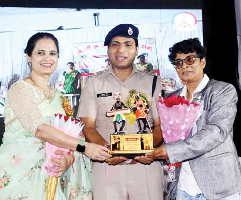 खाकी के रंग स्कुल के संग, साइबर सुरक्षा पर जागरूकता के लिए शैलजा सम्मानित खाकी के रंग स्कुल के संग, साइबर सुरक्षा पर जागरूकता के लिए शैलजा सम्मानित