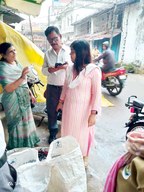 3 बोरी पॉलीथिन जब्त 5 हजार का जुर्माना 3 बोरी पॉलीथिन जब्त 5 हजार का जुर्माना