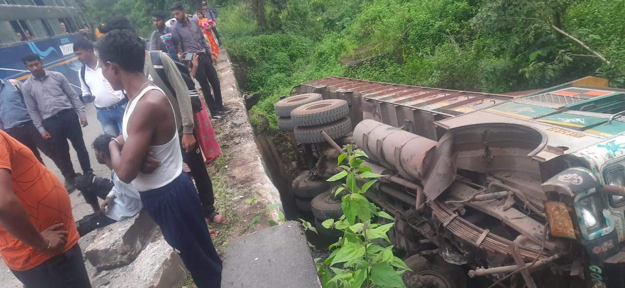 ब्रेक फेल, ट्रक पुलिया से गिरा, चालक जख्मी