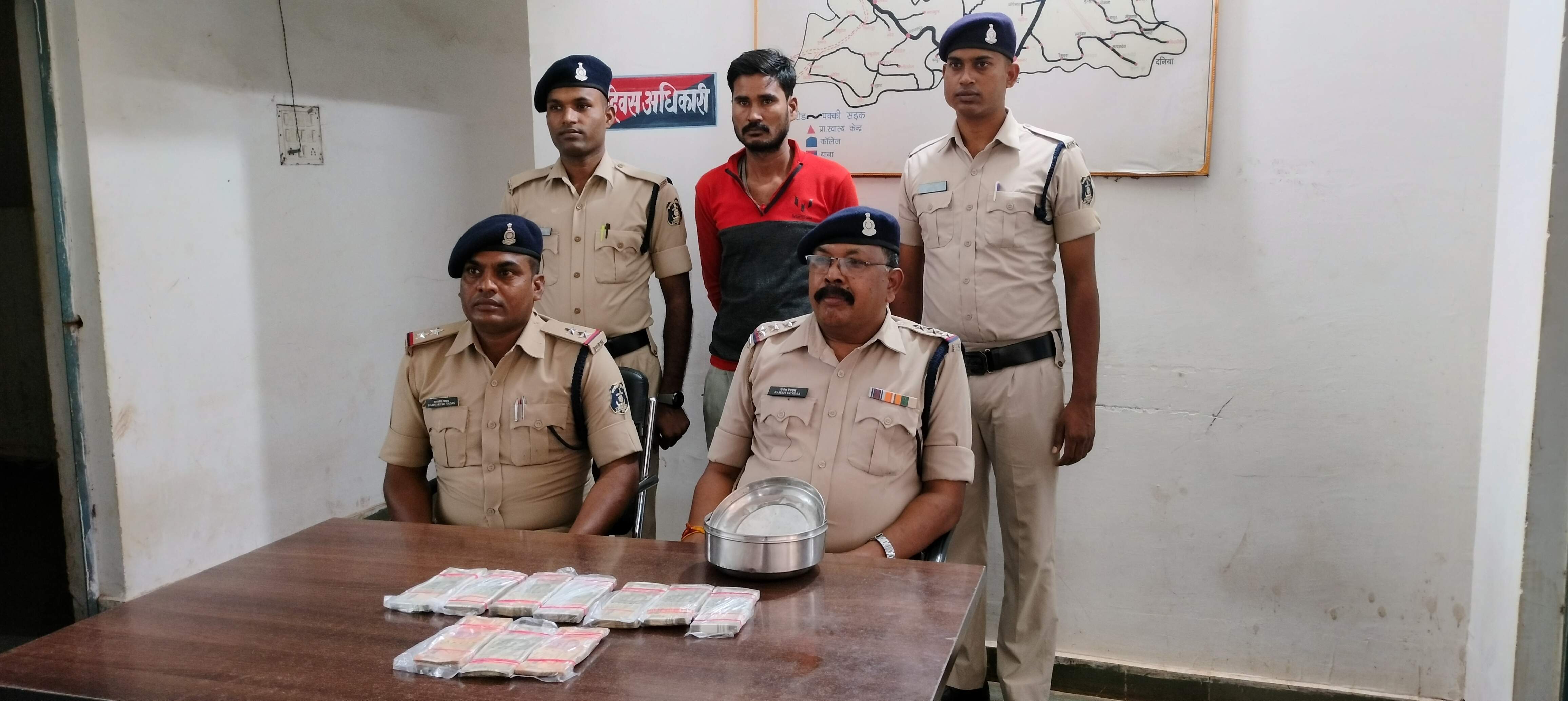 भूसे में छुपाकर रखे 4 लाख रुपये चोरी का आरोपी पकड़ाया भूसे में छुपाकर रखे 4 लाख रुपये चोरी का आरोपी पकड़ाया