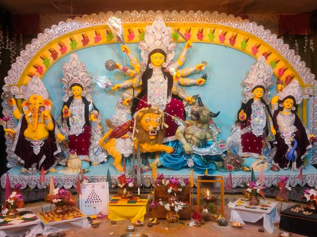 बैकुण्ठपुर मां शक्ति की आराधना में डूबा, पंडालों में उमड़ रही भीड़, जगराता भी बैकुण्ठपुर मां शक्ति की आराधना में डूबा, पंडालों में उमड़ रही भीड़, जगराता भी
