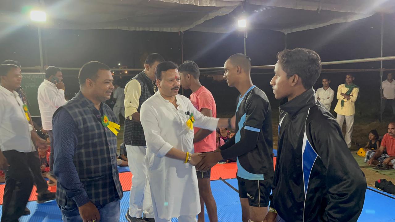 संसदीय सचिव ने किया कबड्डी प्रतियोगिता का शुभारंभ संसदीय सचिव ने किया कबड्डी प्रतियोगिता का शुभारंभ