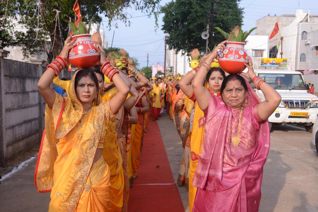 कलश यात्रा के बाद आहुतियों के साथ हो रही दस महाशक्तियों की अराधना