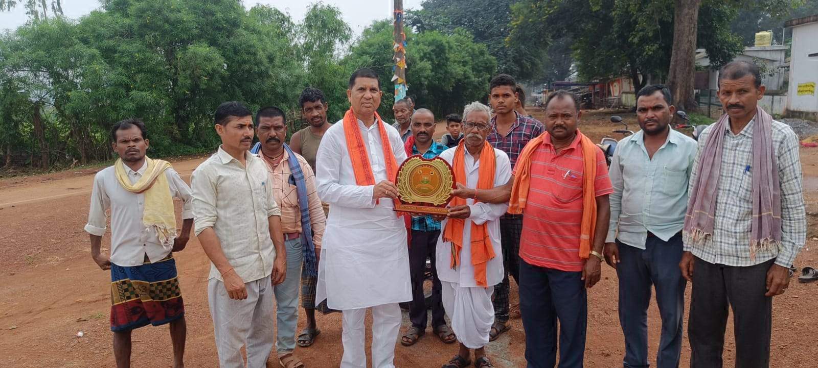 पूर्व विधायक जंघेल ने साल्हेवारा-बकरकट्टा में किया जनसंपर्क