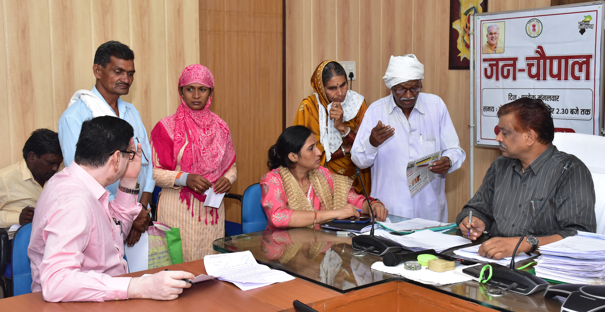 अशिक्षित होने का उठाया फायदा, अध्यक्ष-सचिव ने बैंक में की फर्जी तरीके से ठगी