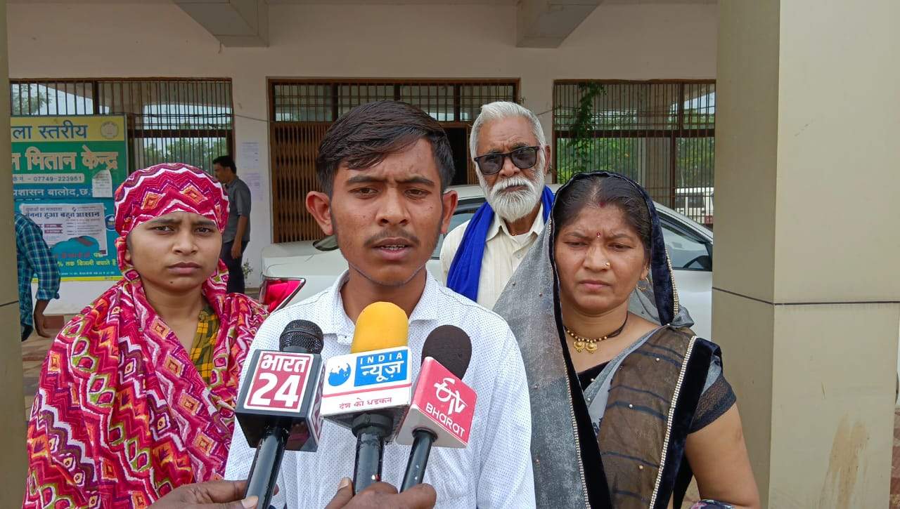 मां-बहन को पीट रहा था पिता मां-बहन को पीट रहा था पिता