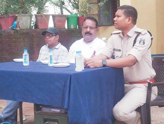 नवापारा पुलिस ने ली शांति समिति की बैठक नवापारा पुलिस ने ली शांति समिति की बैठक