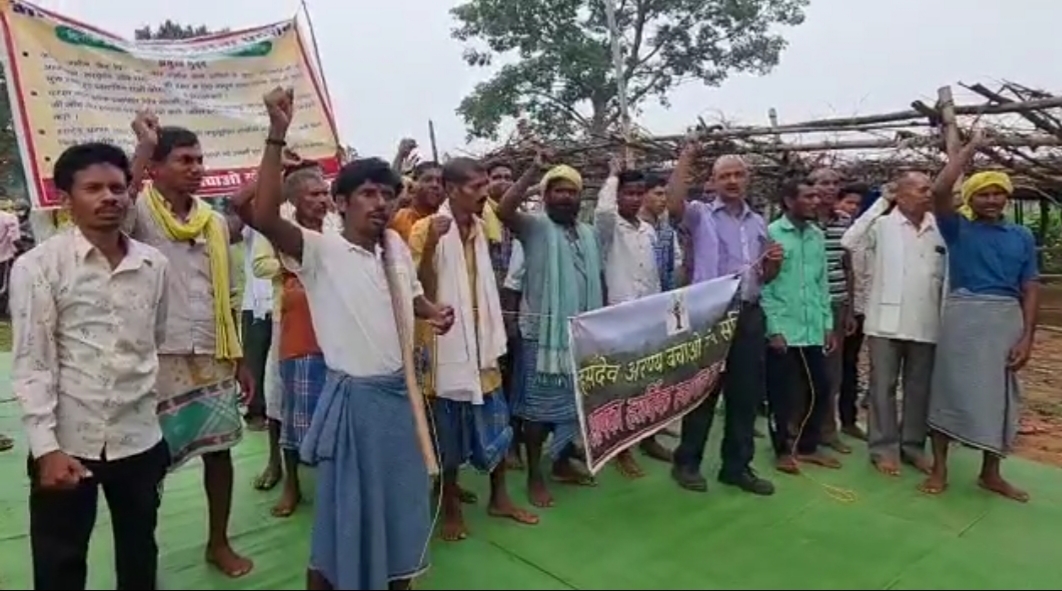 उजड़ गया परसा का हरिहरपुर जंगल, ग्रामवासी अब अंतिम संस्कार की तैयारी में