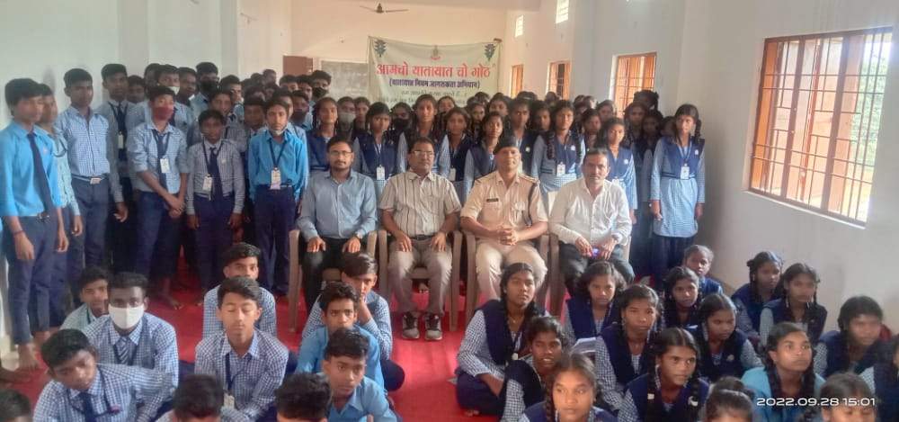 स्कूली बच्चों को किया यातायात के प्रति जागरूक स्कूली बच्चों को किया यातायात के प्रति जागरूक