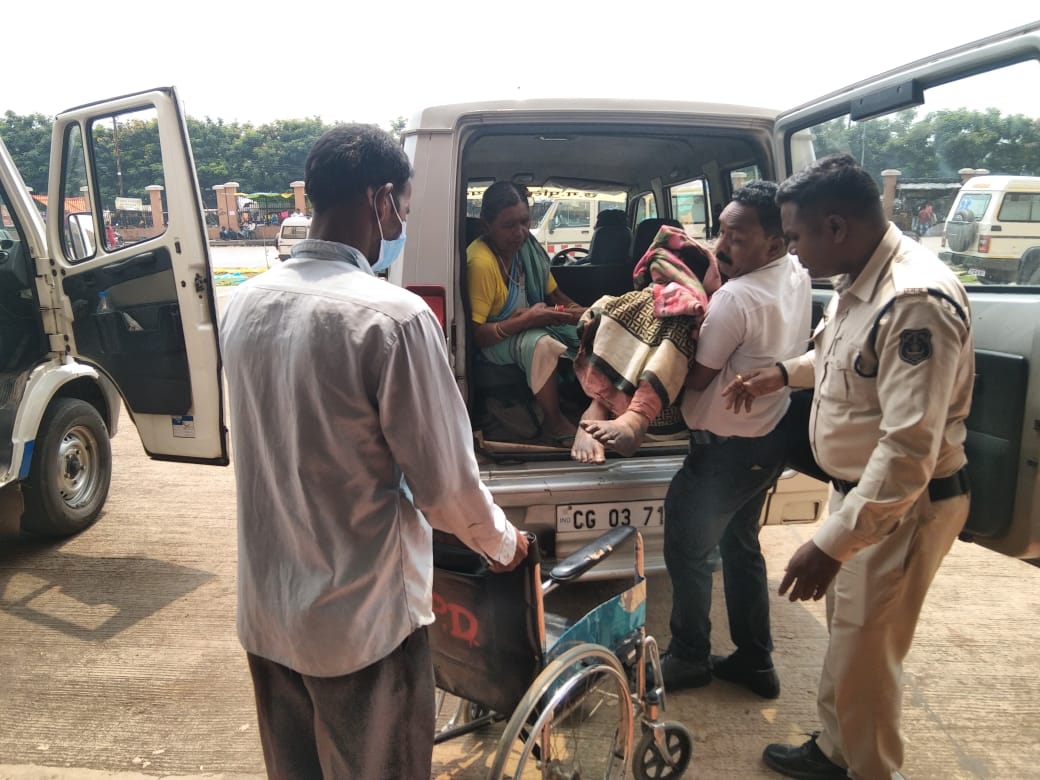 पत्रकार ने गोद में उठाकर उम्रदराज बीमार महिला को पहुंचाया अस्पताल पत्रकार ने गोद में उठाकर उम्रदराज बीमार महिला को पहुंचाया अस्पताल
