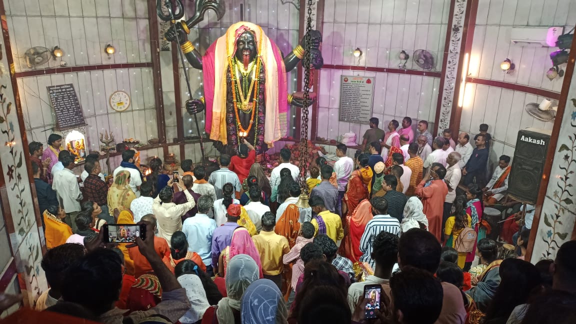 जयकारा के साथ मां का विशेष श्रृंगार