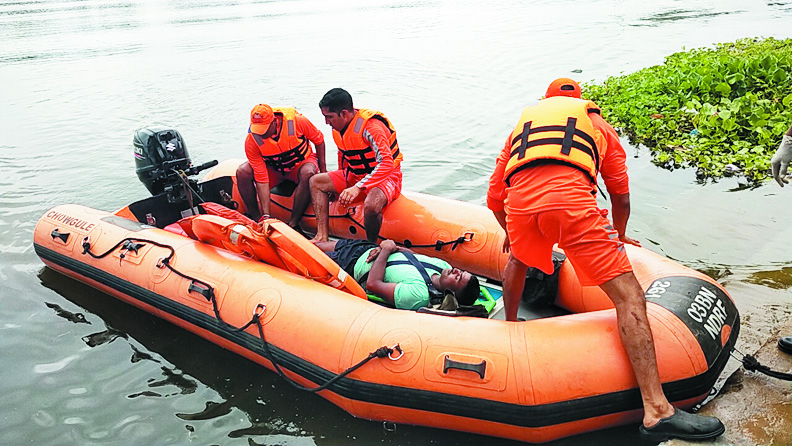 बाढ़ में फंसे लोगों को एनडीआरएफ ओडिशा की टीम मॉक ड्रिल बाढ़ में फंसे लोगों को एनडीआरएफ ओडिशा की टीम मॉक ड्रिल