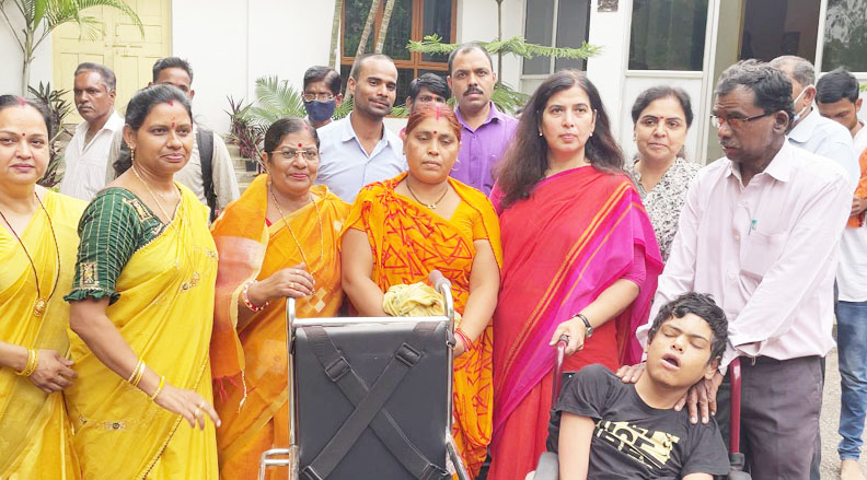 दिव्यांगों को उपकरण वितरित दिव्यांगों को उपकरण वितरित