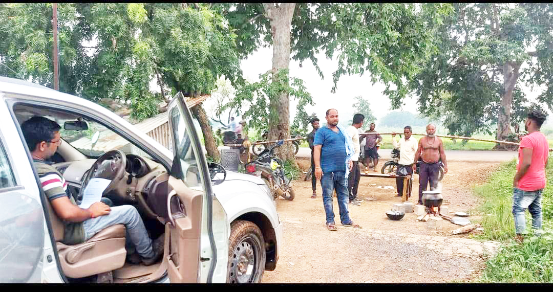 मजदूरों को भुगतान नहीं, कंपनी के गेट में खाना बनाने मजबूर सुरक्षा गार्ड, थाने में दर्ज की शिकायत