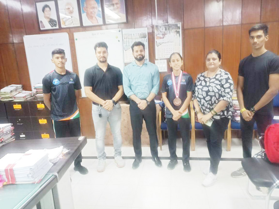 अबुधाबी में दुर्ग का गौरव बढ़ाने वाले खिलाडिय़ों ने कलेक्टर से की मुलाकात अबुधाबी में दुर्ग का गौरव बढ़ाने वाले खिलाडिय़ों ने कलेक्टर से की मुलाकात
