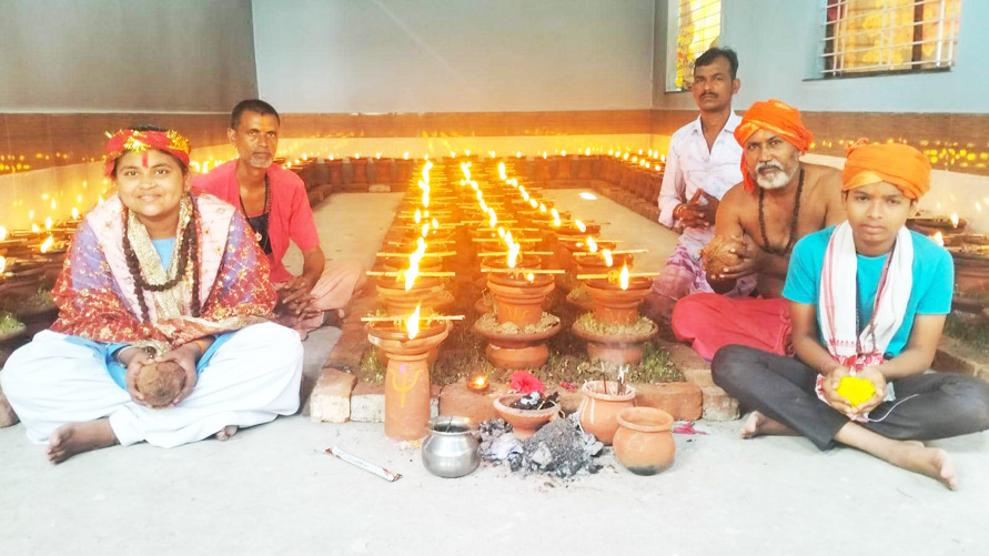 बाबा दरबार धनोरा में दिगर प्रांत व विदेश के भक्तों ने जलवाए मनोकामना जोत बाबा दरबार धनोरा में दिगर प्रांत व विदेश के भक्तों ने जलवाए मनोकामना जोत