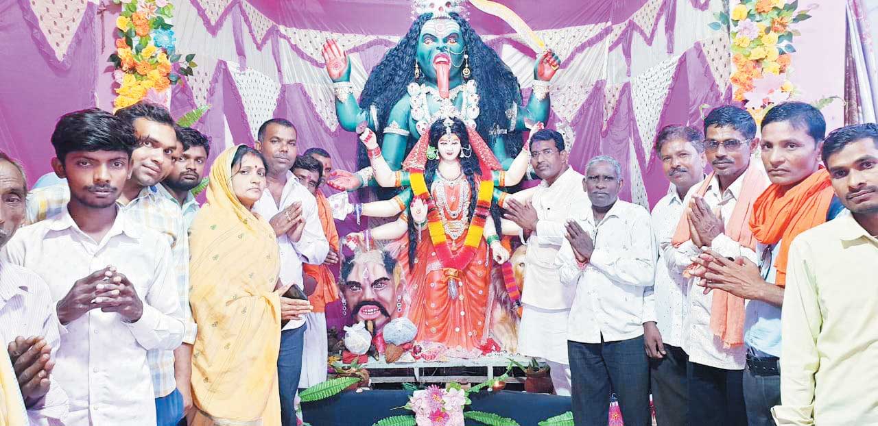 माता के दरबार में रोहित ने टेका मत्था माता के दरबार में रोहित ने टेका मत्था
