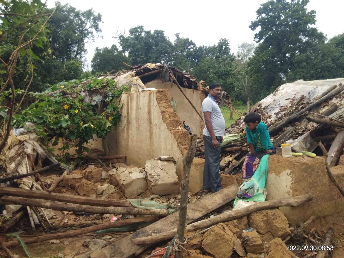 हाथियों से दहशत, शाम होते ही खाली करनी पड़ रही बस्ती