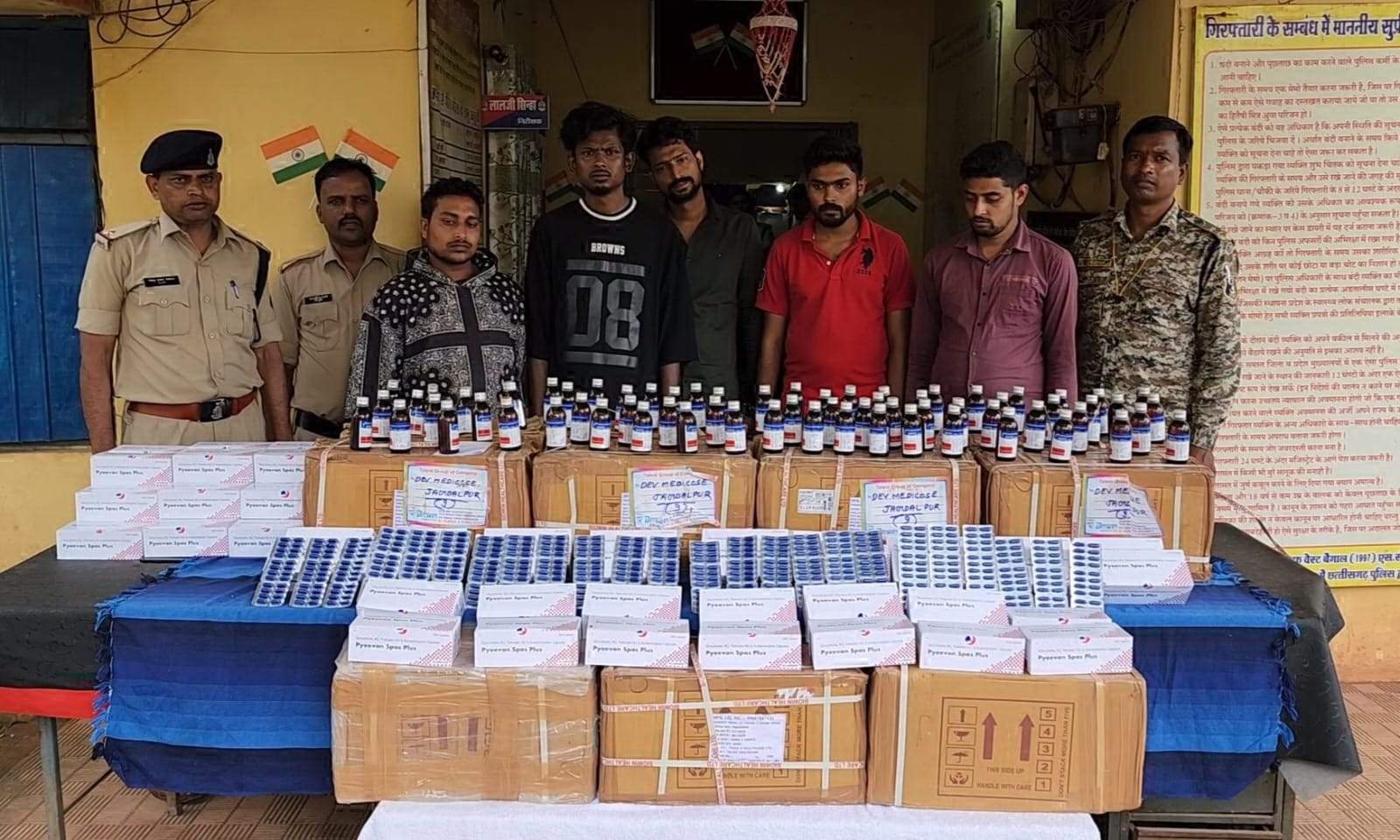 साढ़े 4 लाख की नशीली सिरप-कैप्सूल संग 5 गिरफ्तार, एक फरार साढ़े 4 लाख की नशीली सिरप-कैप्सूल संग 5 गिरफ्तार, एक फरार