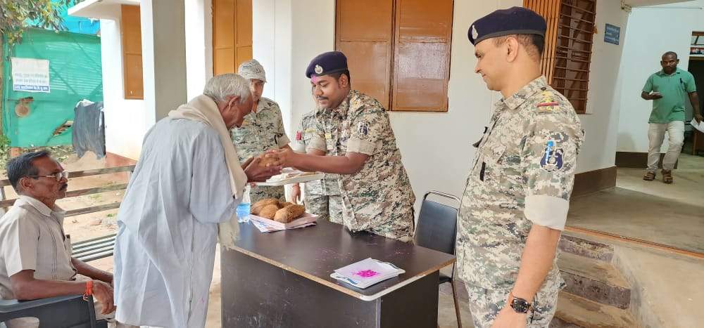 केशकाल थाना में एसडीओपी ने बुजुर्गों का किया सम्मान केशकाल थाना में एसडीओपी ने बुजुर्गों का किया सम्मान