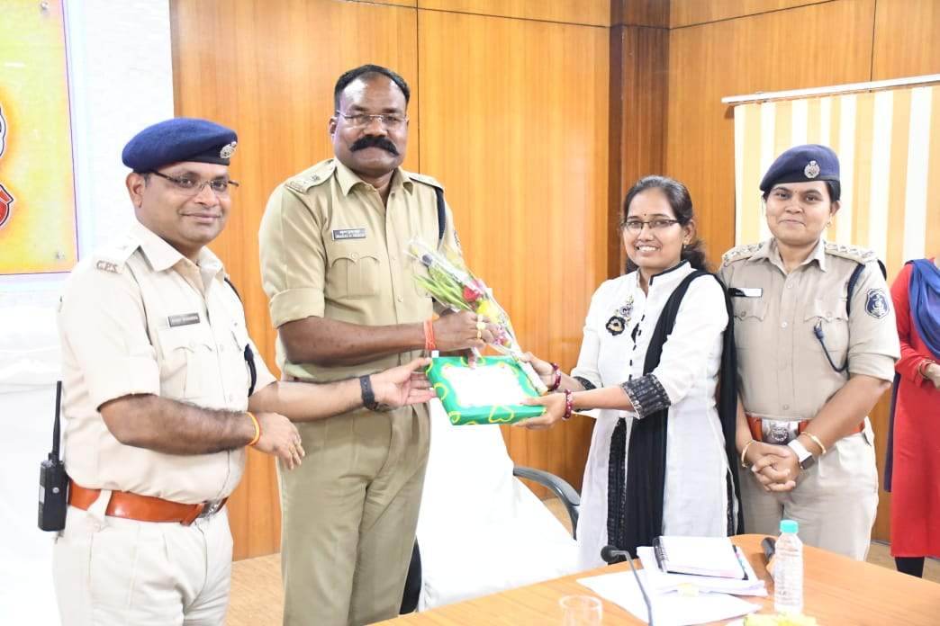 जन्मदिन पर भेंट किया पुष्पगुच्छ जन्मदिन पर भेंट किया पुष्पगुच्छ