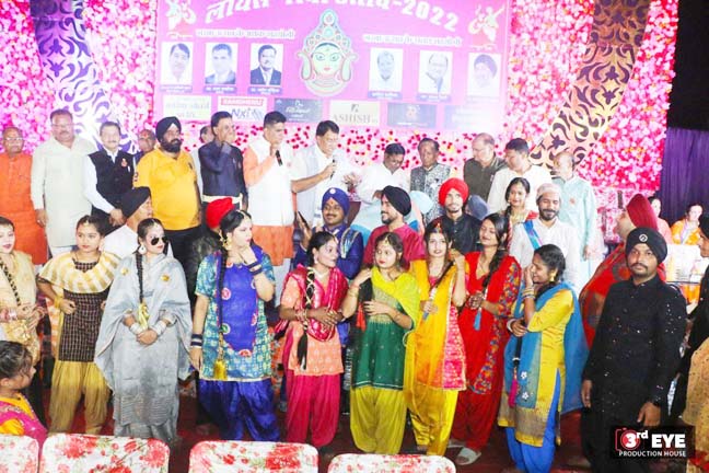 रास गरबा में उमड़ रही भीड़