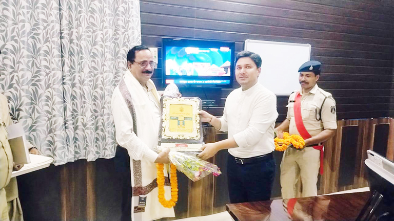 एसआई पटेल सहित तीन सेवानिवृत्त एसआई पटेल सहित तीन सेवानिवृत्त