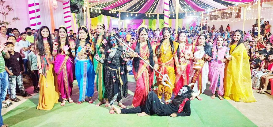 समुद्र मंथन की झांकी के साथ स्थापित है मां दुर्गा की प्रतिमा समुद्र मंथन की झांकी के साथ स्थापित है मां दुर्गा की प्रतिमा