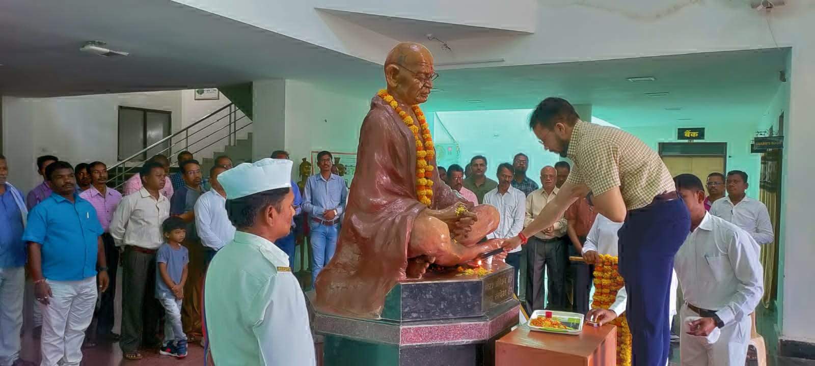 राष्ट्रपिता को किया नमन