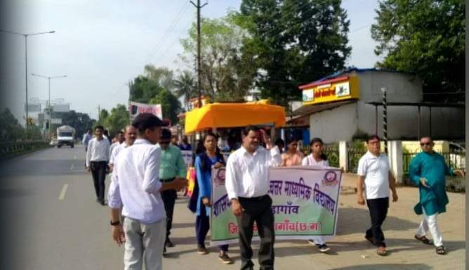 स्कूली बच्चों ने गांधी जयंती पर निकाली रैली स्कूली बच्चों ने गांधी जयंती पर निकाली रैली