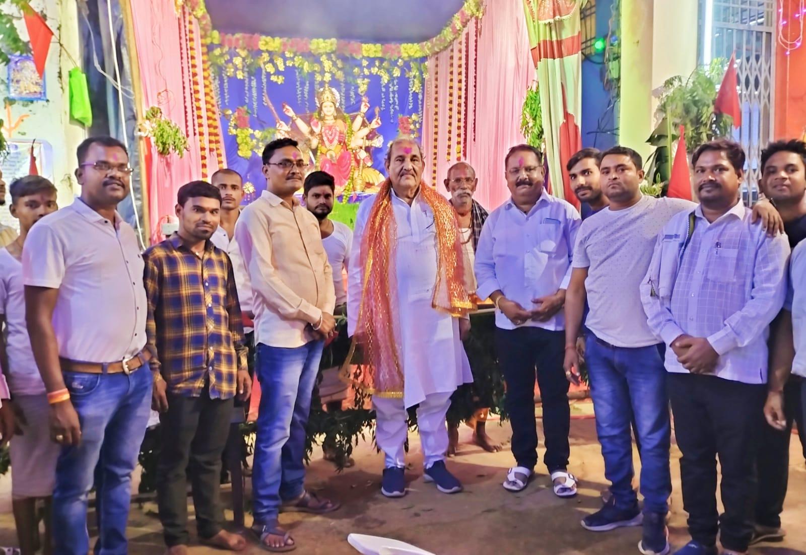 विधायक धनेन्द्र पहुंचे देवी मंदिर
