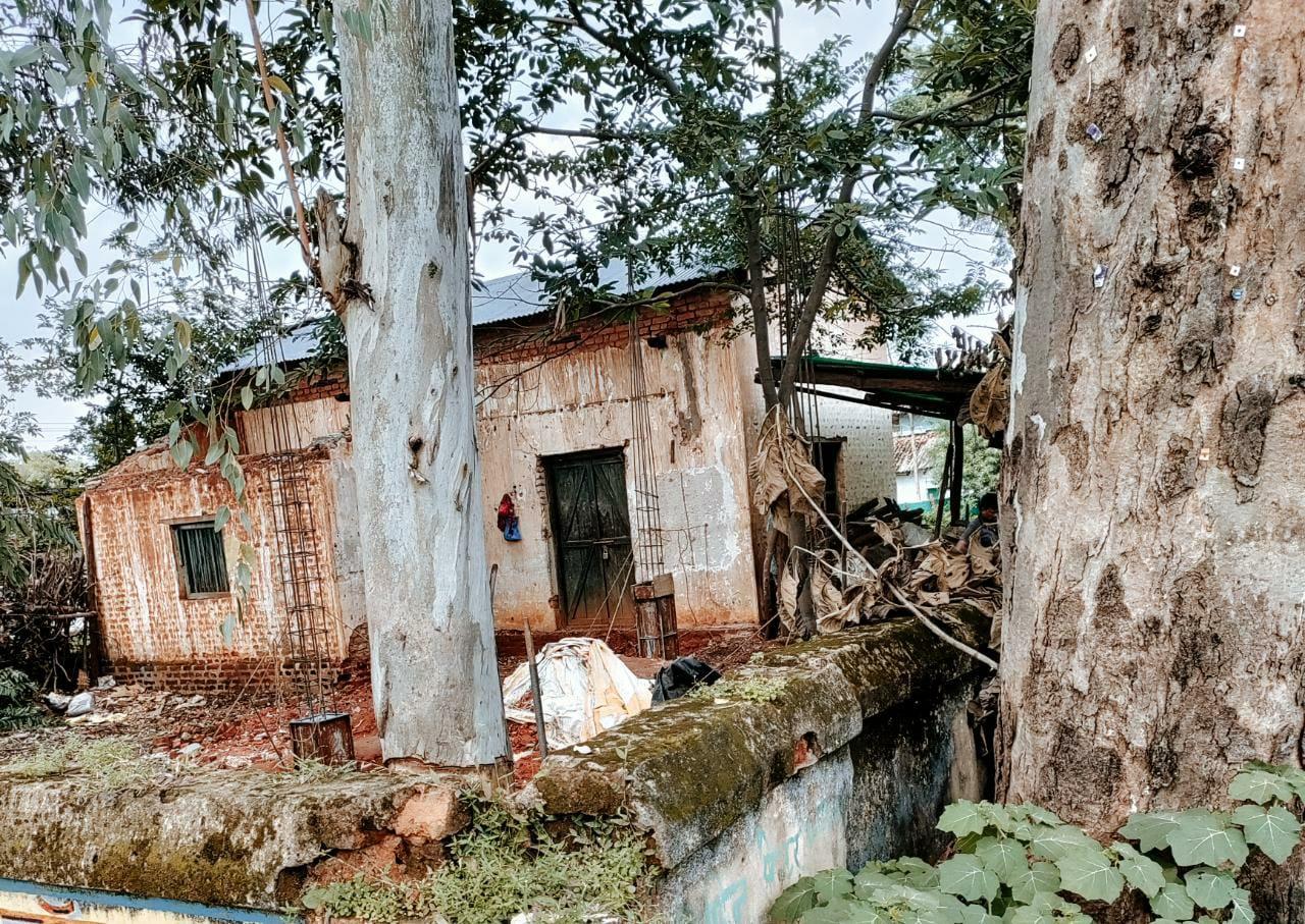 वन विभाग के भवन पर कब्जा जारी वन विभाग के भवन पर कब्जा जारी
