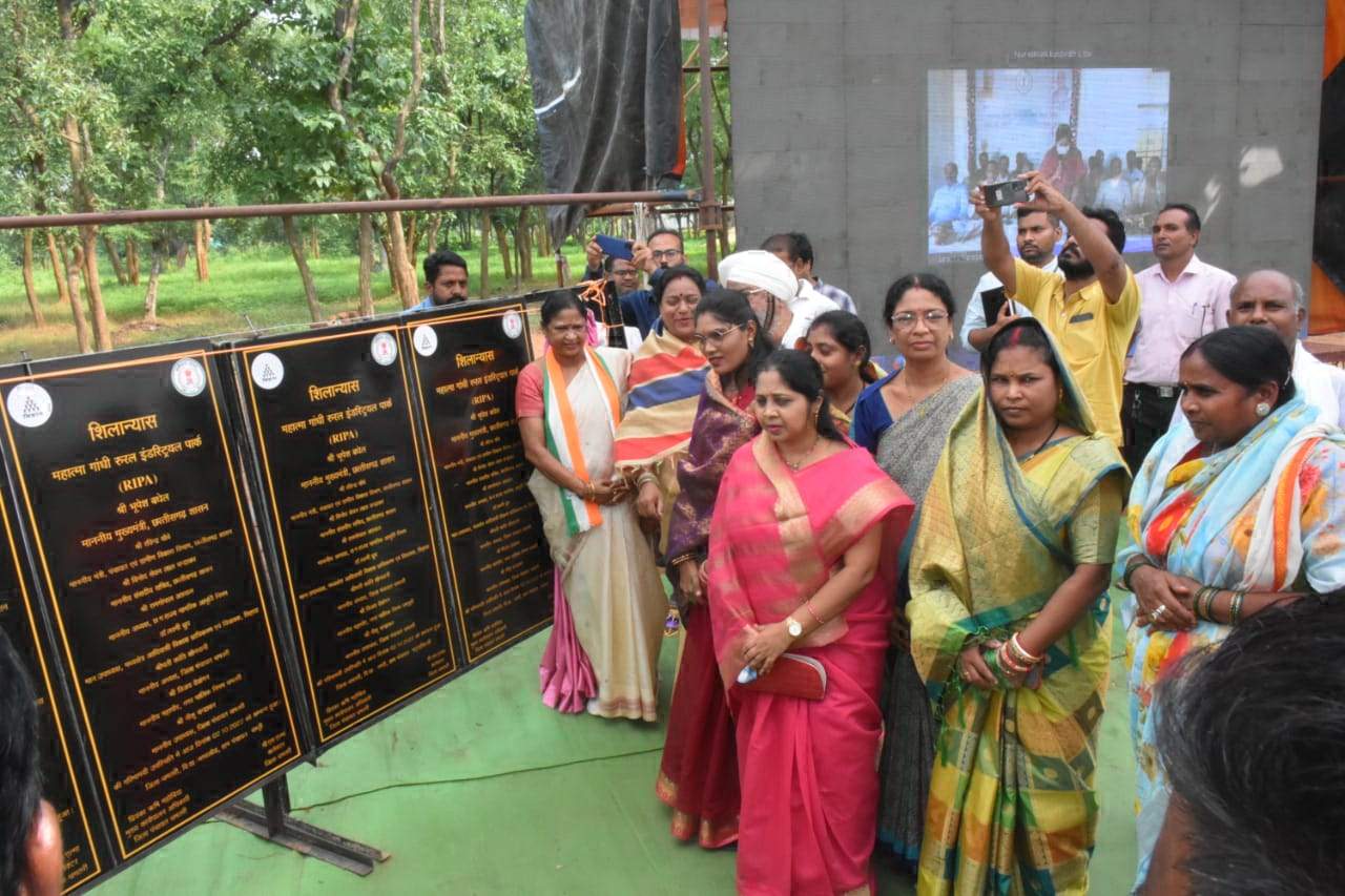 पहले औद्योगिक पार्क का काम अछोटा में शुरू, जिले के 8 गोठानों में बनाए जाएंगे पहले औद्योगिक पार्क का काम अछोटा में शुरू, जिले के 8 गोठानों में बनाए जाएंगे
