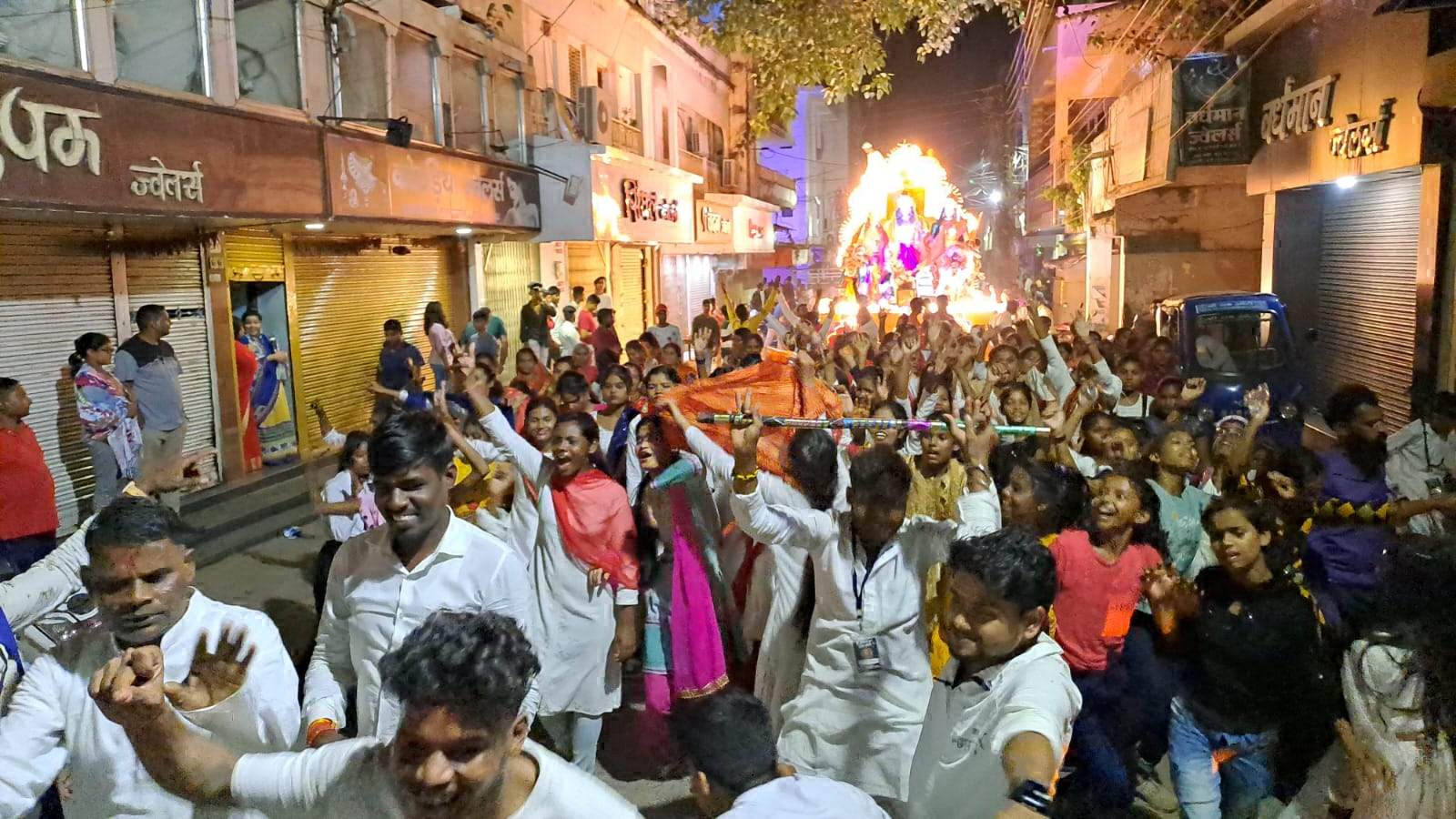 सप्तमी पर चुनरी यात्रा निकाली सप्तमी पर चुनरी यात्रा निकाली