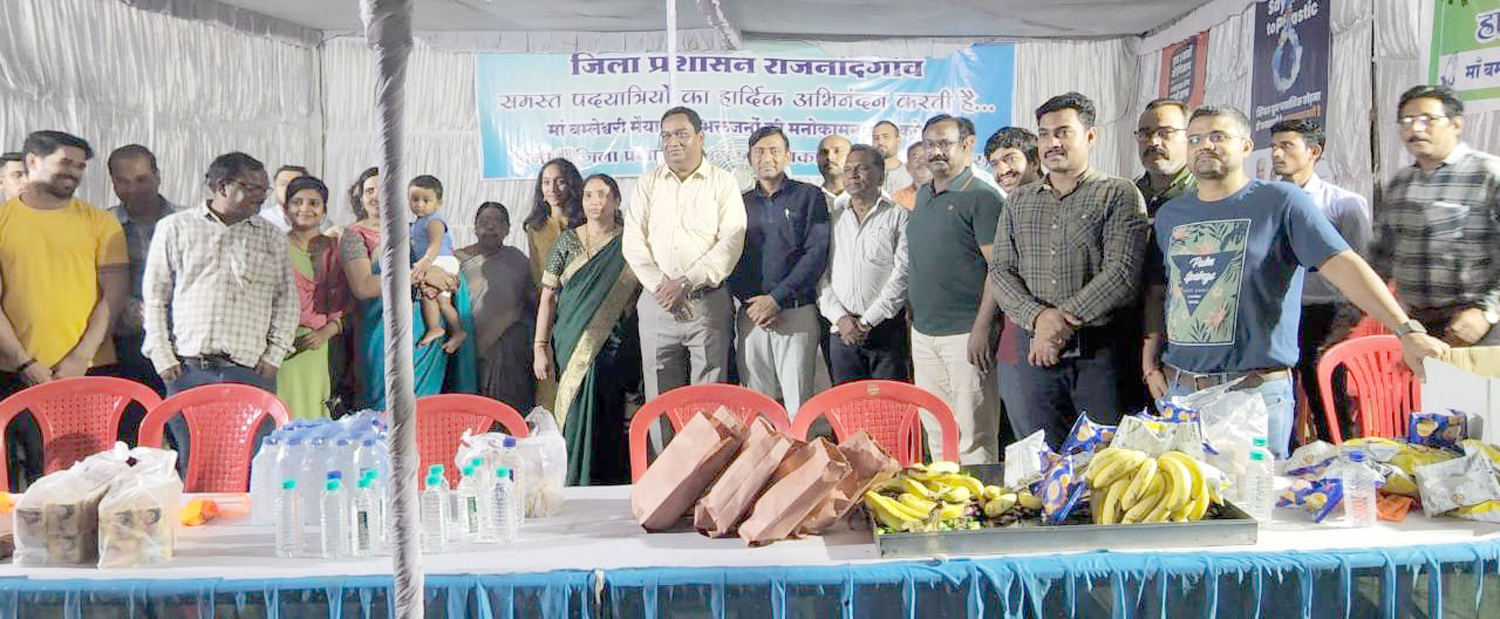 उत्साहवर्धन करने सेवा पंडाल पहुंचे कलेक्टर