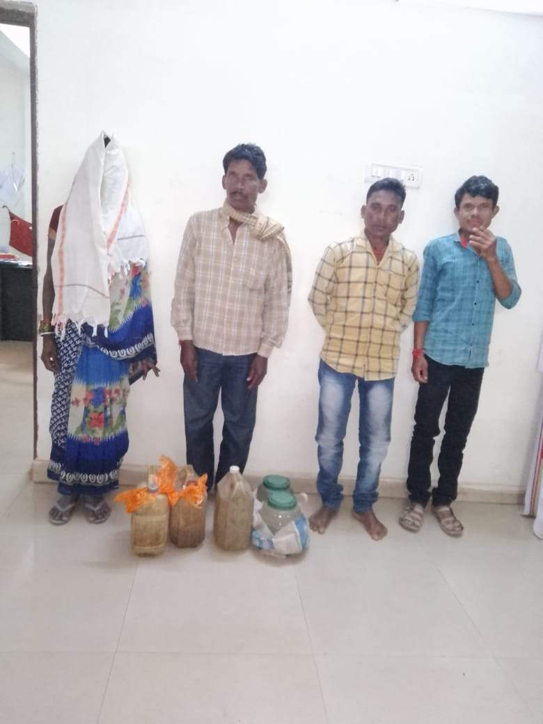 एक महिला समेत 4 शराब कोचियों पर कार्रवाई