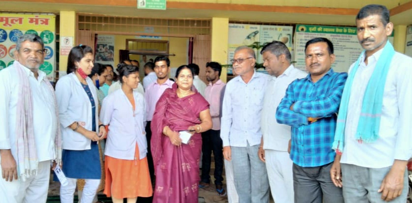 जनपद अध्यक्ष ने देखा सीएचसी में स्वास्थ्य सुविधाओं का हाल