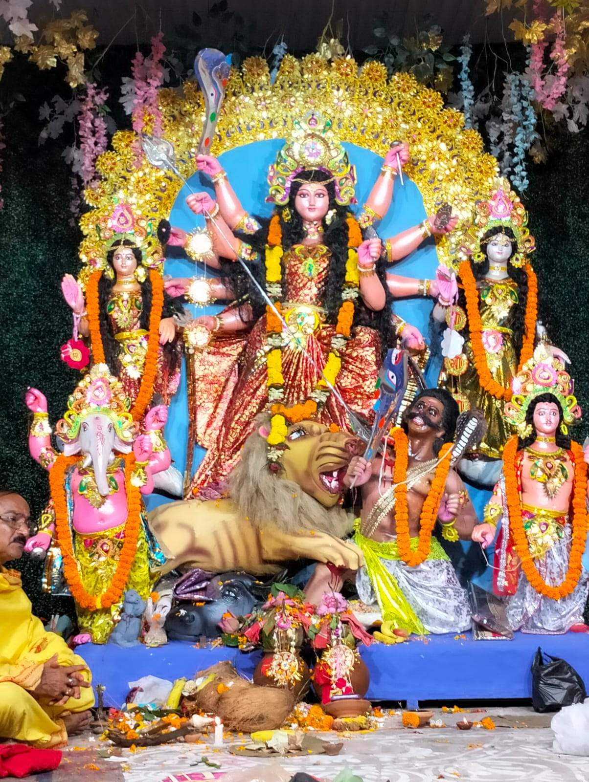 नवरात्रि पर रंग-बिरंगी रोशनी से जगमगाया शहर, माता के दर्शन को भक्तों का तांता नवरात्रि पर रंग-बिरंगी रोशनी से जगमगाया शहर, माता के दर्शन को भक्तों का तांता